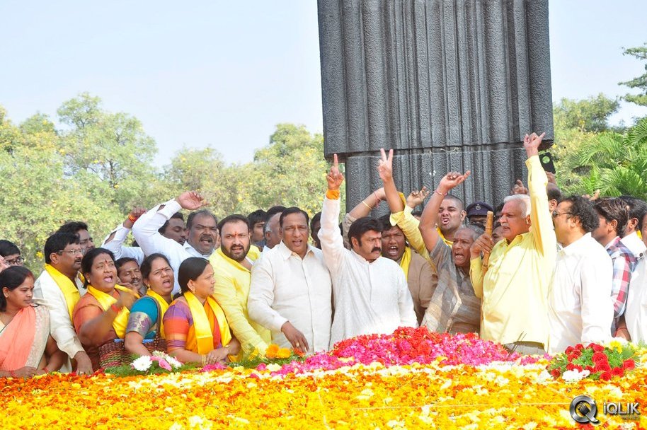 NTR-Family-Visit-to-NTR-Ghat-2016